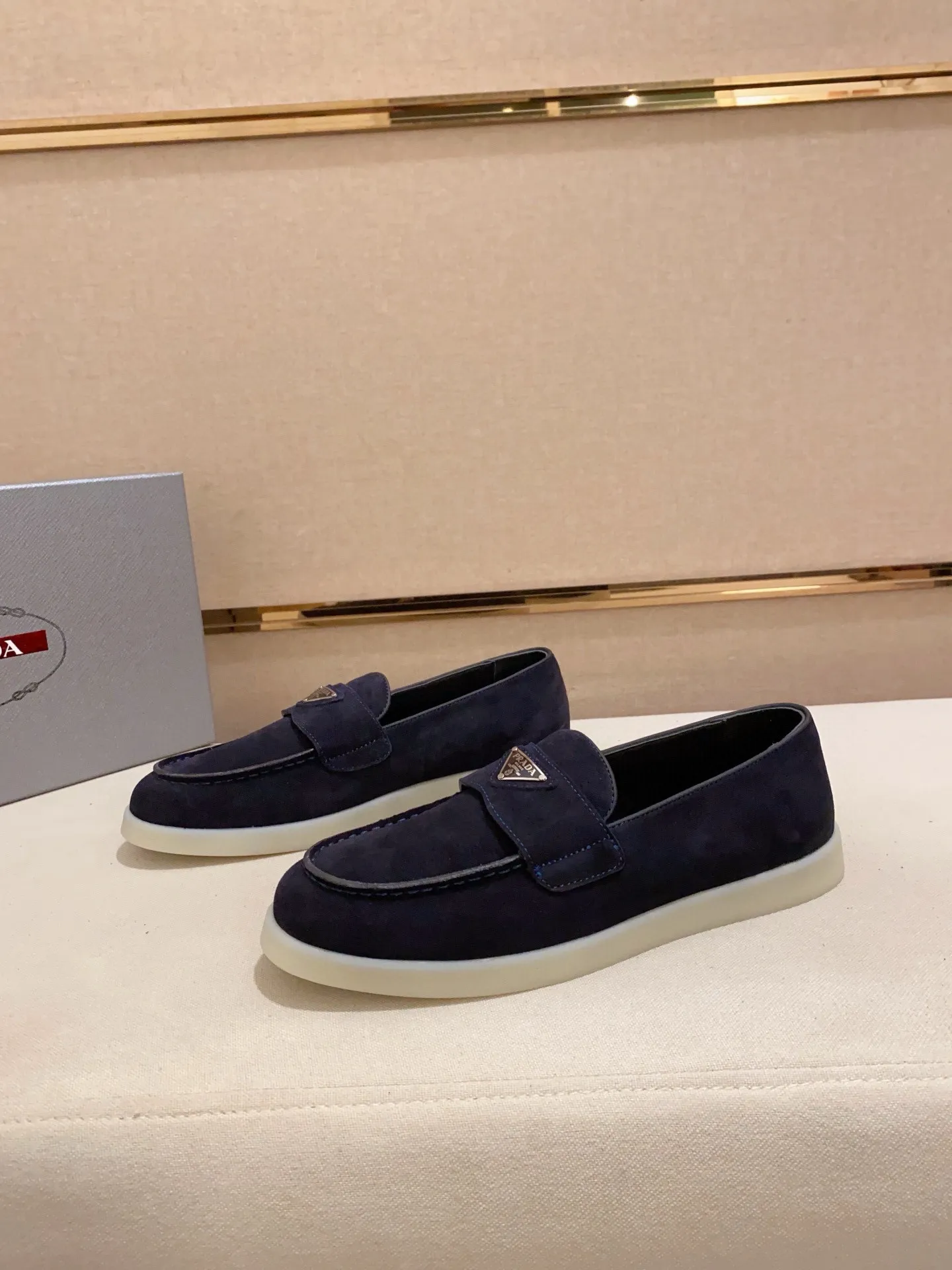 Men's shoes 💰 580💰 ✔️✔️✔️High-quality new PRADA counters are launched at the same time. The new men's shoes and 😘fabrics are selected from high-silk bald cowhide and are made by pure handicrafts. Lining: Full cowhide lining. 👍🏿 High-end ☄️ air-cushion molded anti-slip rubber outsole, exquisite lines, simple and elegant, comfortable and high-end for leisure travel. Code number: 38 to 44 (45 can be customized)